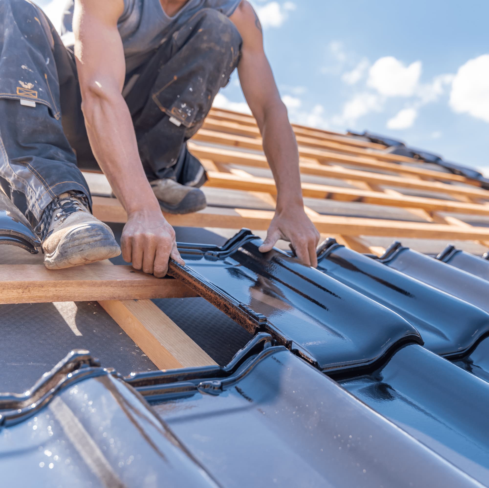Profesionales de techos trabajando en Miami
